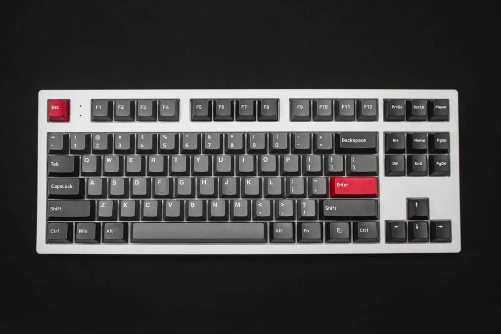Gaming-Setup mit mechanischer Tastatur, Gaming-Maus und Headset