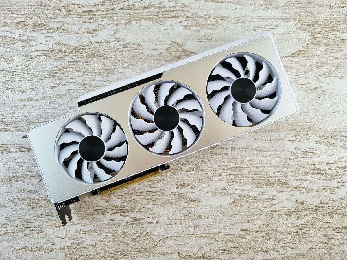 Gaming-Grafikkarte mit Preisschild und PC-Komponenten