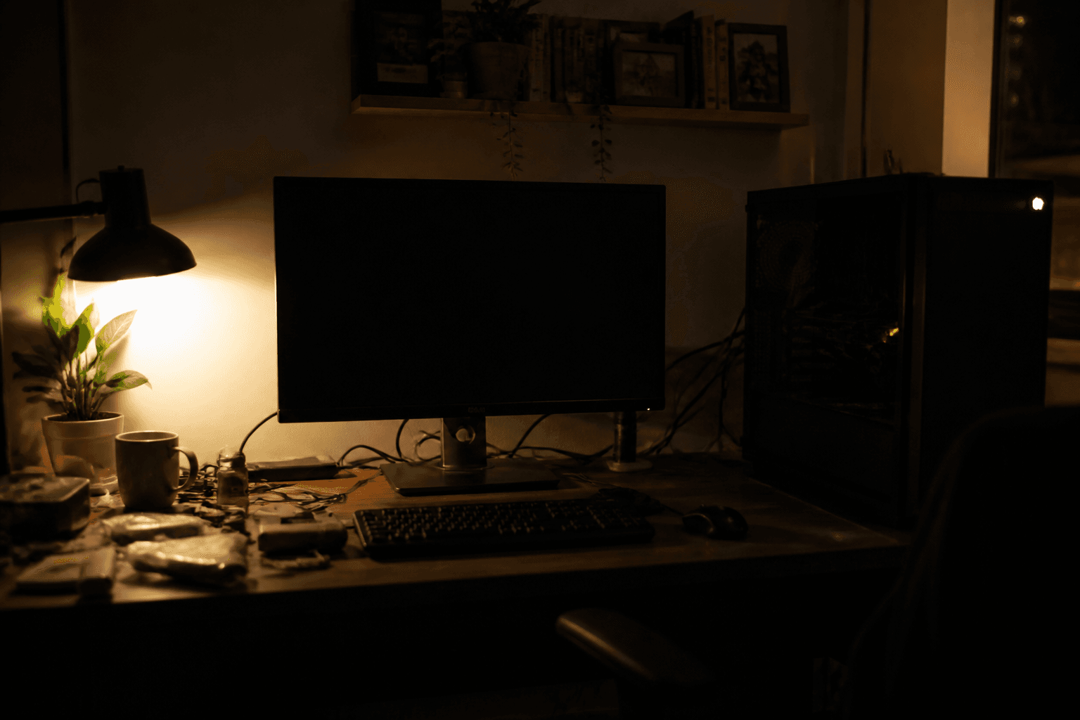 Eingeschalteter PC vor einem schwarzen Monitor