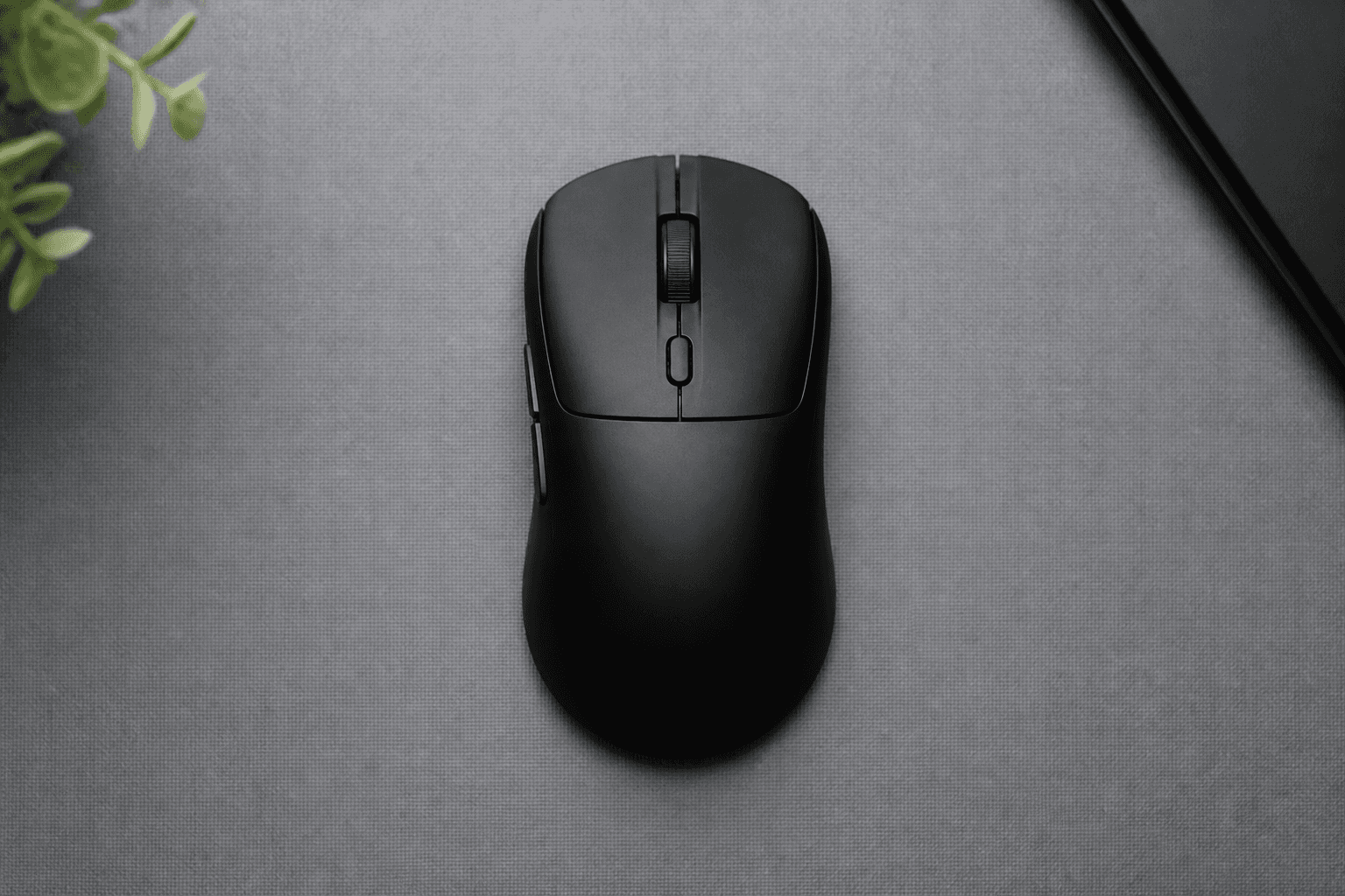 Gaming-Maus von oben auf dem Pad