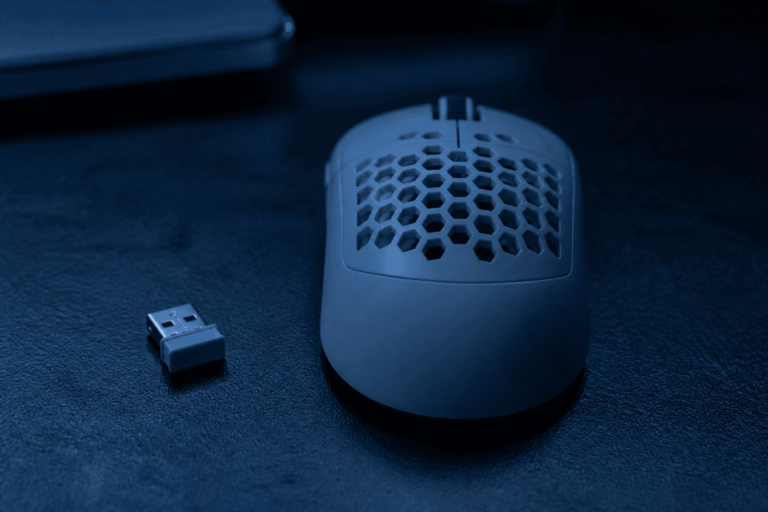 Leichte Gaming-Maus von hinten