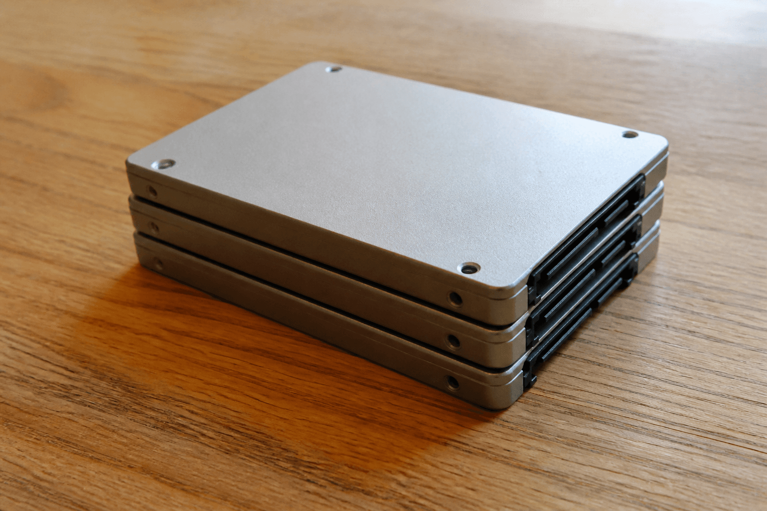 Mehrere SSDs gestapelt auf einem Holztisch