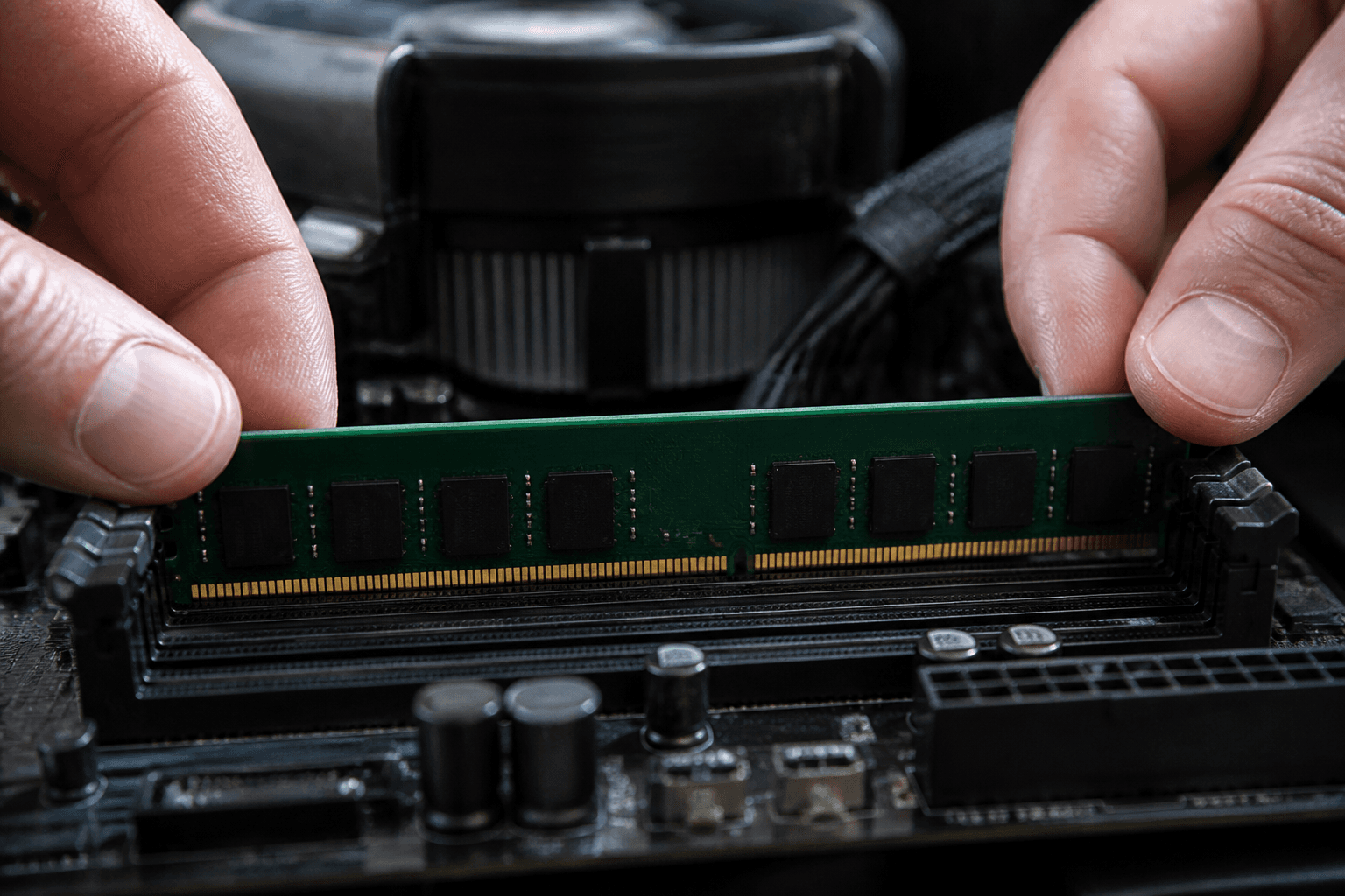 RAM wird in den Mainboard-Slot gedrückt